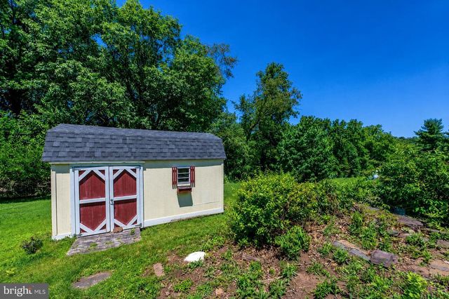 25 IROQUOIS DR, Royersford, PA 19468