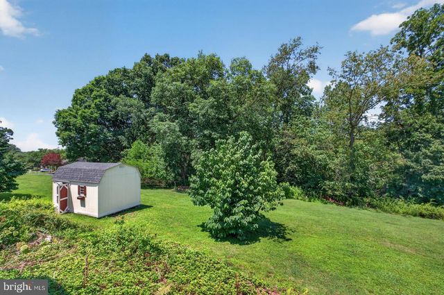 25 IROQUOIS DR, Royersford, PA 19468