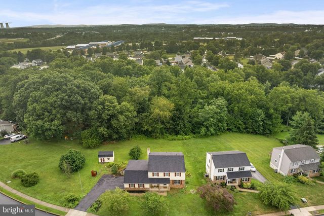 25 IROQUOIS DR, Royersford, PA 19468