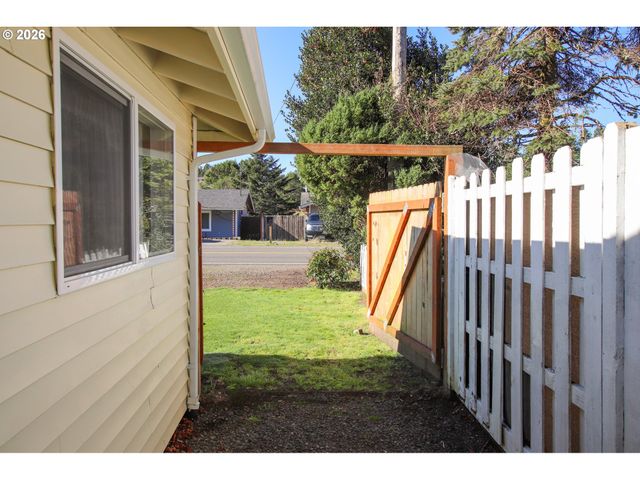 3210 MUNSEL LAKE Rd, Florence, OR 97439