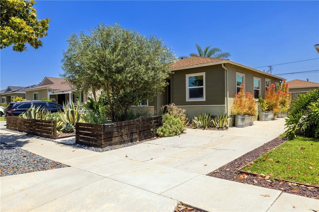Image 2 of property listing at 4718 Vangold, Lakewood, CA 90712