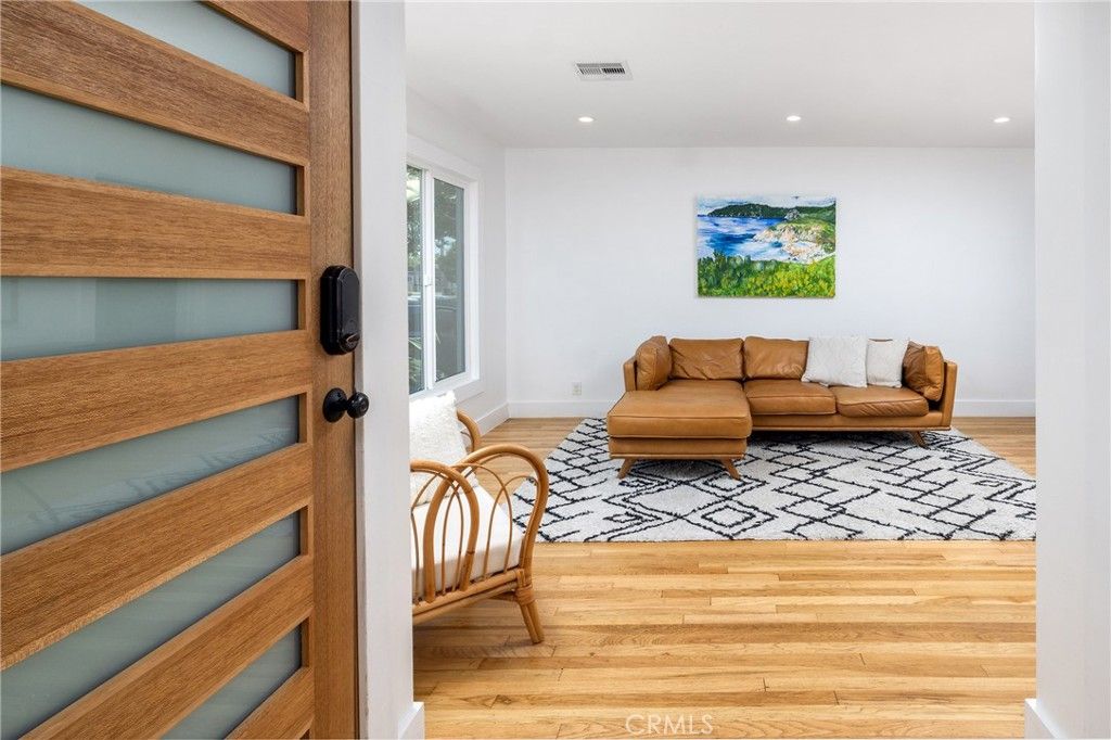 Image 3 of property listing at 4718 Vangold, Lakewood, CA 90712