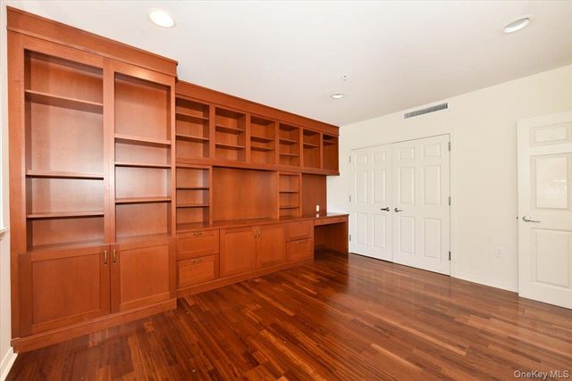100 Harborview Drive 555, Port Washington, NY 11050