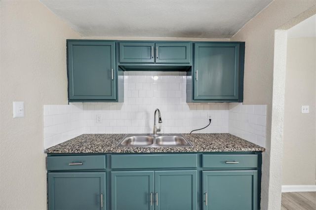 2708 Burchill Road S, Fort Worth, TX 76105