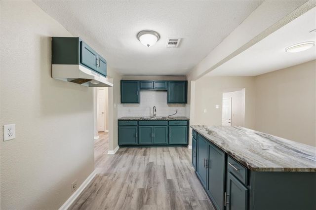 2708 Burchill Road S, Fort Worth, TX 76105