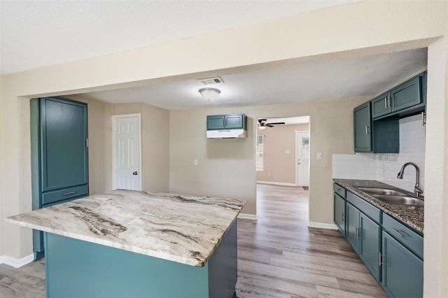 2708 Burchill Road S, Fort Worth, TX 76105