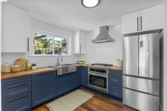 7900 Greenly Dr, Oakland, CA 94605