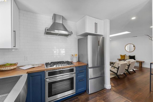 7900 Greenly Dr, Oakland, CA 94605