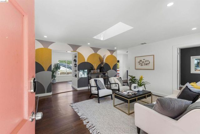 7900 Greenly Dr, Oakland, CA 94605