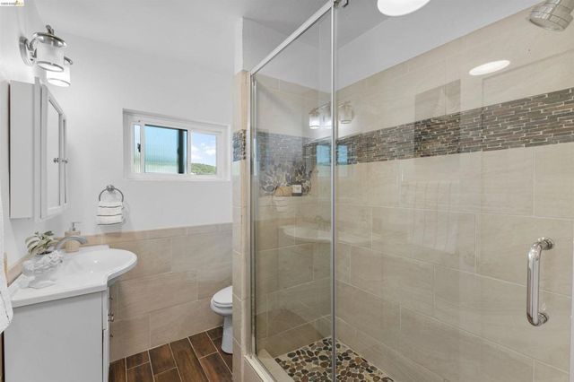 7900 Greenly Dr, Oakland, CA 94605