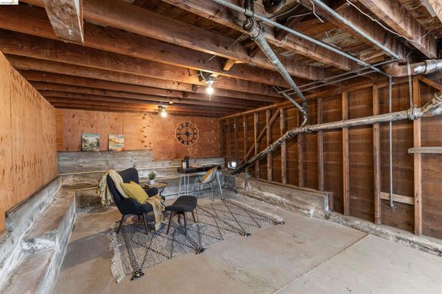 7900 Greenly Dr, Oakland, CA 94605