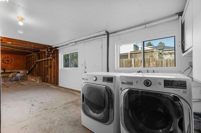 7900 Greenly Dr, Oakland, CA 94605