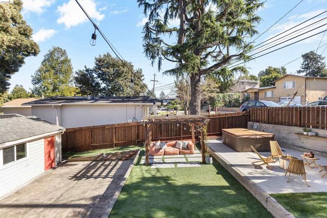 7900 Greenly Dr, Oakland, CA 94605