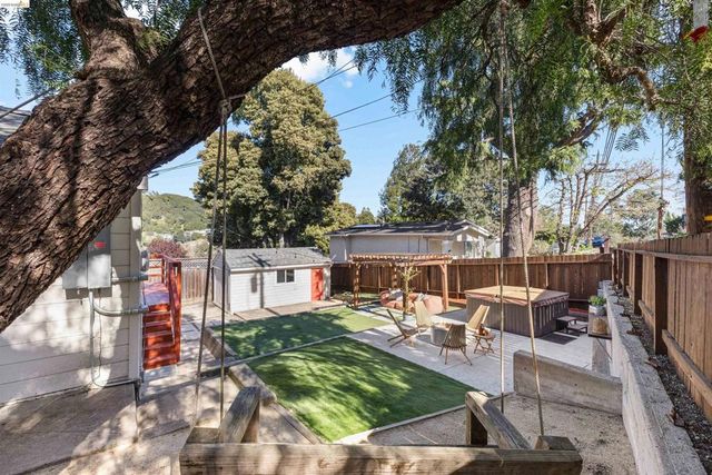 7900 Greenly Dr, Oakland, CA 94605