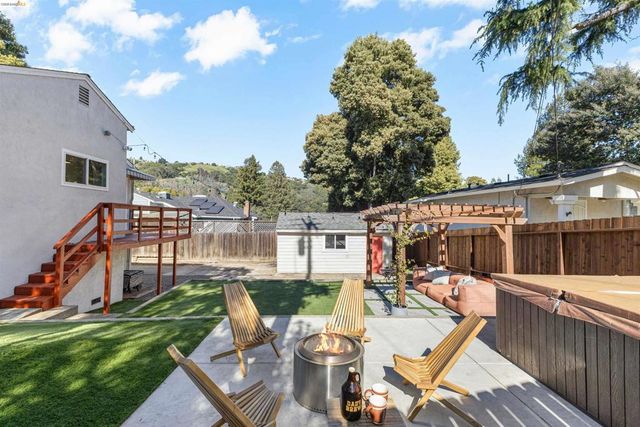 7900 Greenly Dr, Oakland, CA 94605