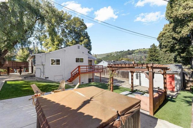 7900 Greenly Dr, Oakland, CA 94605