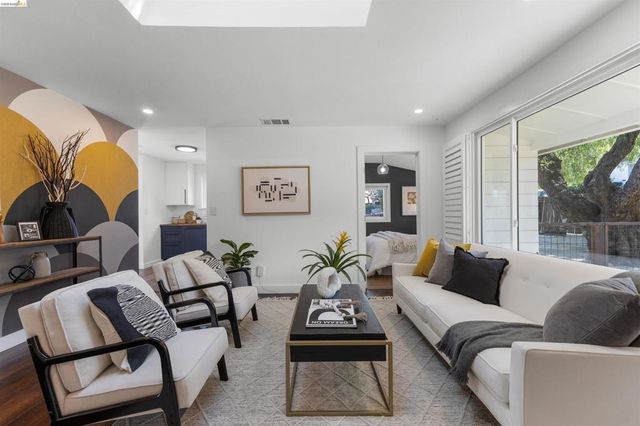 7900 Greenly Dr, Oakland, CA 94605