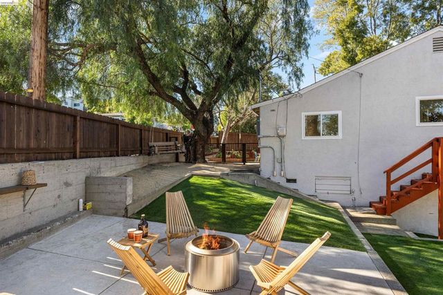 7900 Greenly Dr, Oakland, CA 94605