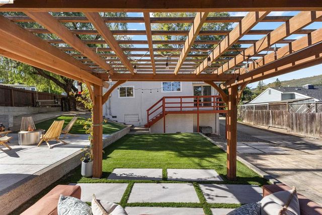 7900 Greenly Dr, Oakland, CA 94605