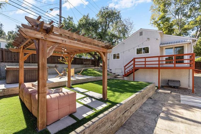 7900 Greenly Dr, Oakland, CA 94605