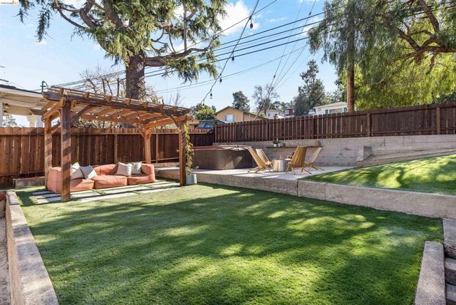 7900 Greenly Dr, Oakland, CA 94605