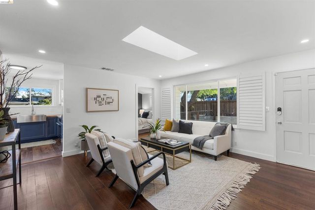 7900 Greenly Dr, Oakland, CA 94605