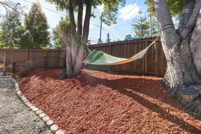 7900 Greenly Dr, Oakland, CA 94605