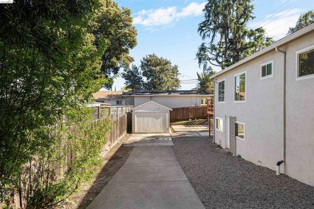 7900 Greenly Dr, Oakland, CA 94605