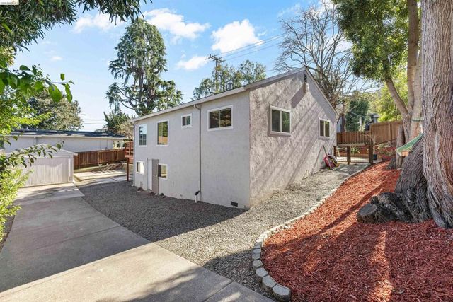 7900 Greenly Dr, Oakland, CA 94605