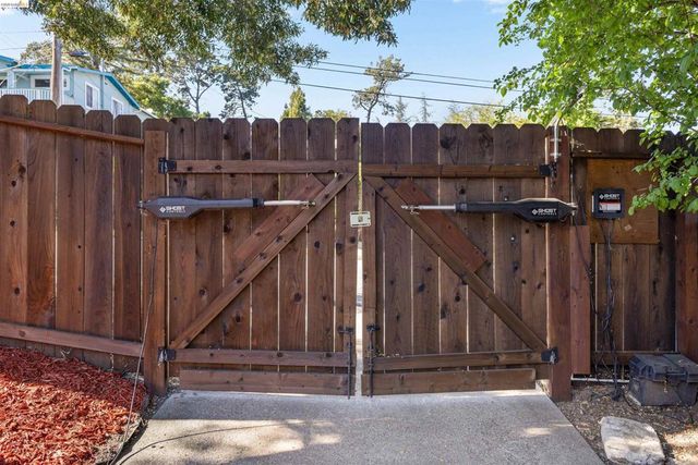 7900 Greenly Dr, Oakland, CA 94605