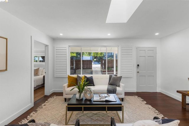 7900 Greenly Dr, Oakland, CA 94605