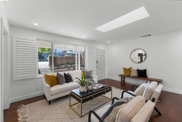 7900 Greenly Dr, Oakland, CA 94605