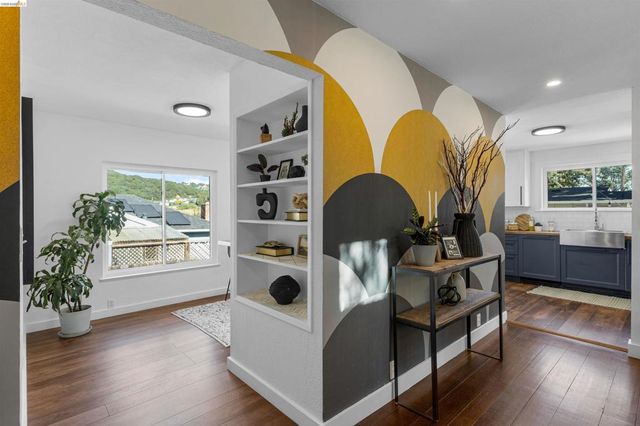 7900 Greenly Dr, Oakland, CA 94605