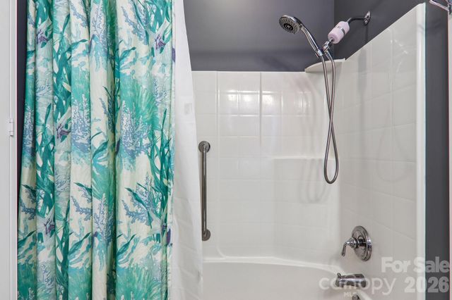 54 Victoria Park Drive, Hendersonville, NC 28792
