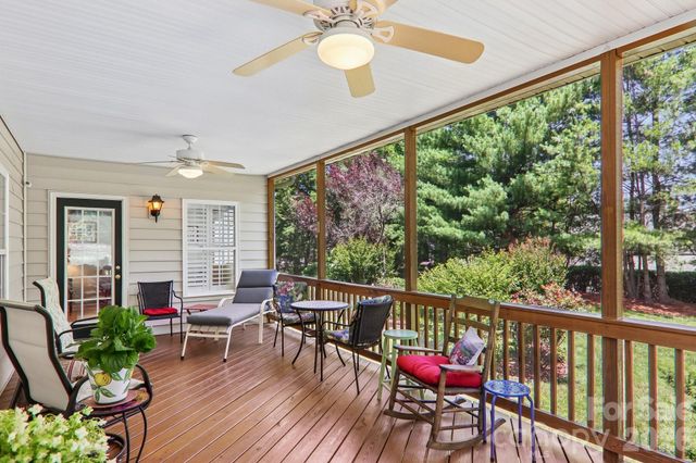 54 Victoria Park Drive, Hendersonville, NC 28792