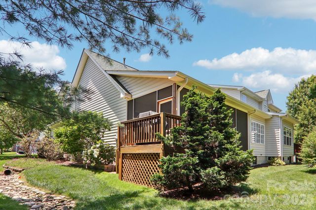 54 Victoria Park Drive, Hendersonville, NC 28792