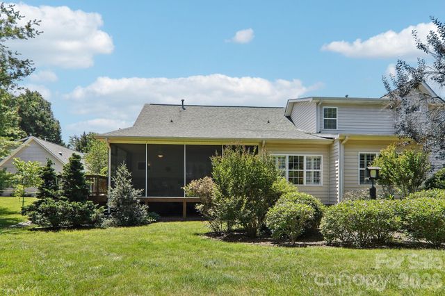 54 Victoria Park Drive, Hendersonville, NC 28792