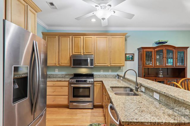 54 Victoria Park Drive, Hendersonville, NC 28792