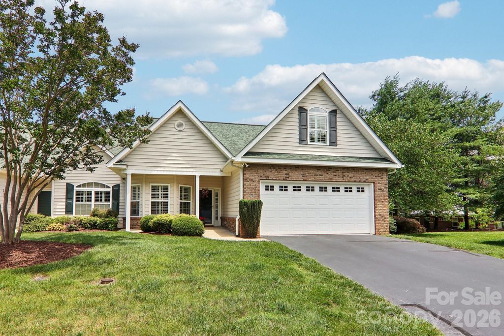 54 Victoria Park Drive, Hendersonville, NC 28792