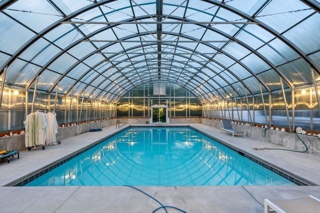 1069 Horseneck Rd, Westport, MA 02790
