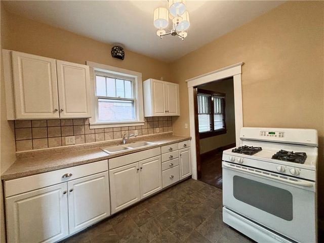 705 N 9 Street, St Joseph, MO 64501