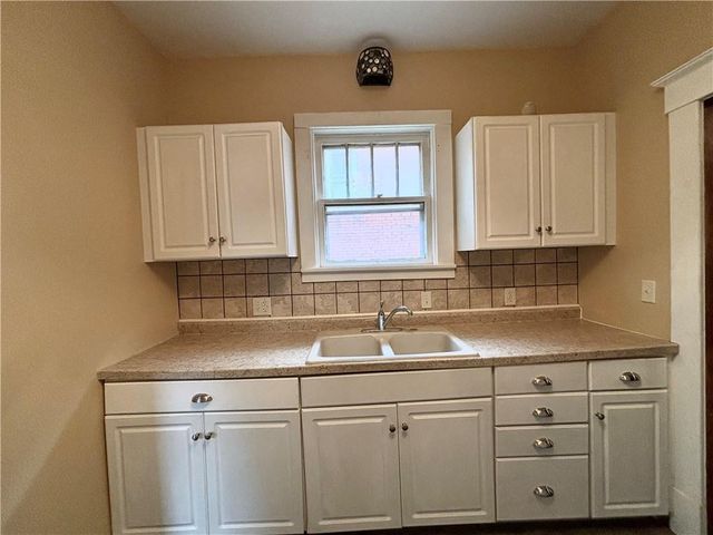 705 N 9 Street, St Joseph, MO 64501