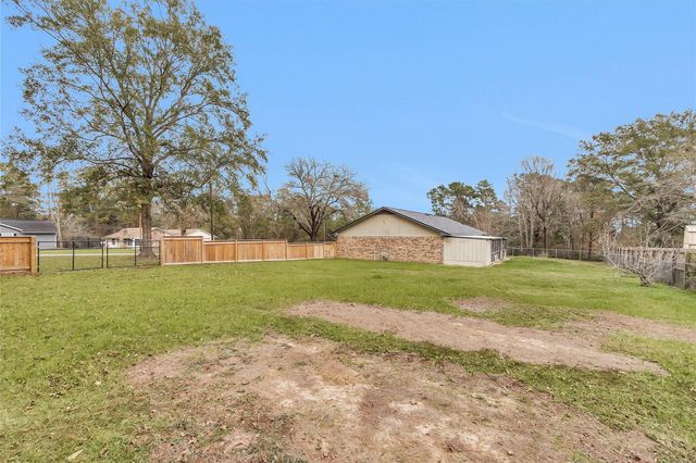 202 Twin Harbors Drive, Onalaska, TX 77360