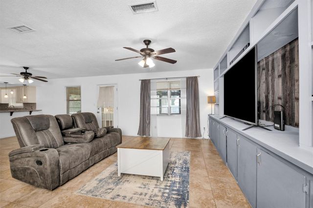 202 Twin Harbors Drive, Onalaska, TX 77360