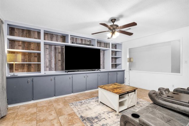 202 Twin Harbors Drive, Onalaska, TX 77360