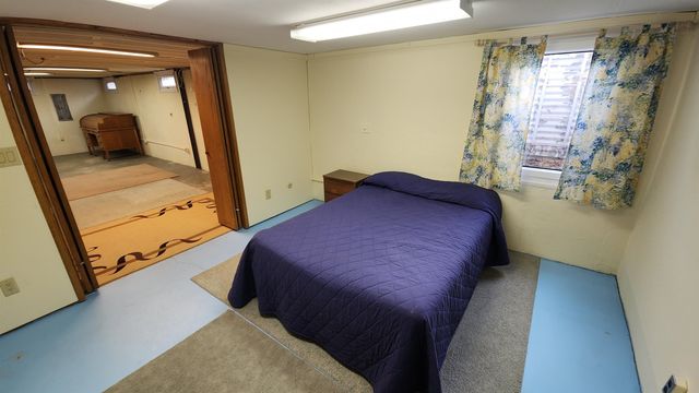 1917 Roberts Ave, Salina, KS 67401