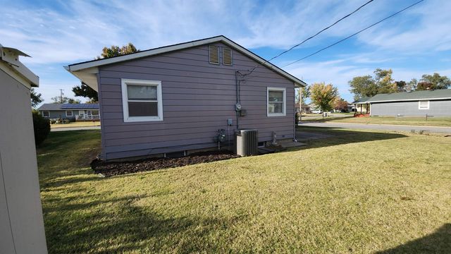 1917 Roberts Ave, Salina, KS 67401