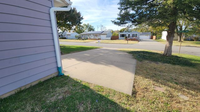 1917 Roberts Ave, Salina, KS 67401