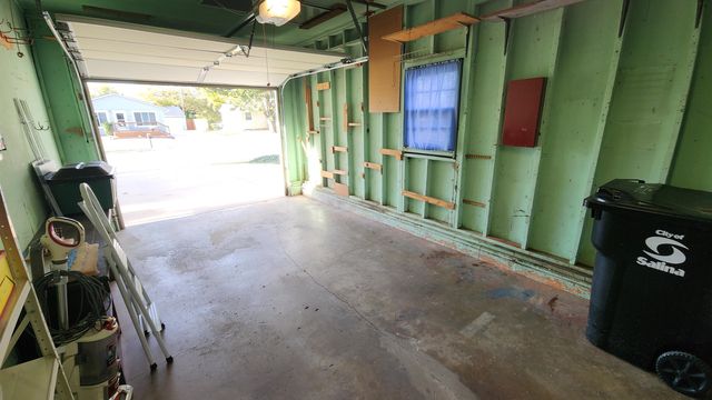 1917 Roberts Ave, Salina, KS 67401