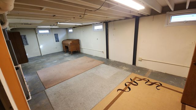 1917 Roberts Ave, Salina, KS 67401